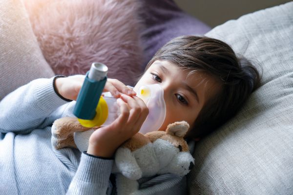 child with asthma using aerochamber